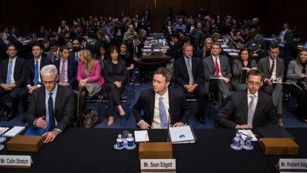En octubre, varios representantes de Facebook, Twitter y Google fueron llamados a participar en una audiencia del Senado de EE.UU. sobre la desinformación en internet. 