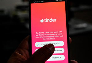 Tinder y el match que llevó a la quiebra a tres mujeres