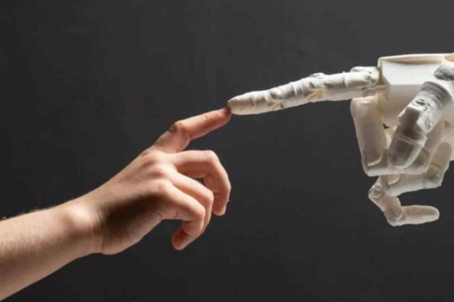 Científicos revisten dedo de robot con piel humana